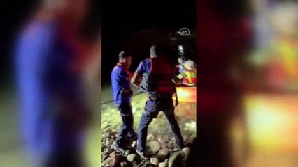 DİYARBAKIR - Dicle Nehri kıyısında mahsur kalan 21 kişi AFAD ve JAK ekiplerince kurtarıldı