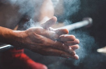 L'entraînement avec poids et haltères peut aider à éliminer les kilos superflus