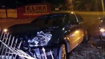 Após colisão entre dois carros, um deles atinge portão de imóvel no Cancelli