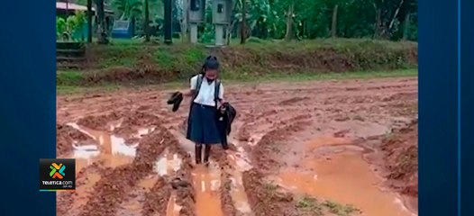 tn7-Nueve-niños-caminan-entre-el-barro-para-ir-a-clases-220721