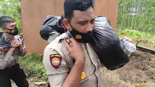 Kapolres Lumajang Distribusikan Bantuan Sosial Untuk Masyarakat Terisolir