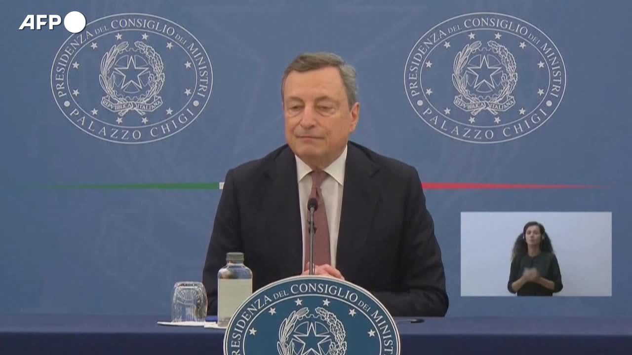 Dal 6 agosto obbligo di green pass. Draghi: "Non vaccinarsi e' un appello a morire"