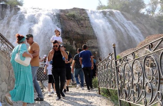 TORTUM ŞELALESİ, BAYRAM TATİLİNDE DOLUP TAŞTI
