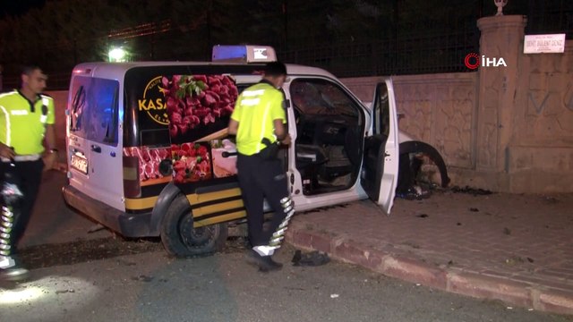 Yol kenarındaki elektrik direğini kırıp tarlaya girdi, evin bahçe duvarına çarparak durabildi: 1 ölü