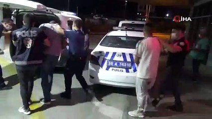 Aranan cinayet zanlıları bir çanta dolusu parayla İzmir'de yakalandı