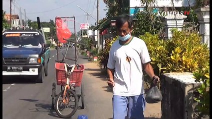 Aksi Pria Disabilitas Menambal Jalan Berlubang