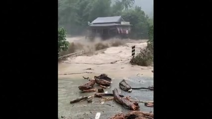 El agua arranca de cuajo una casa en Turquía