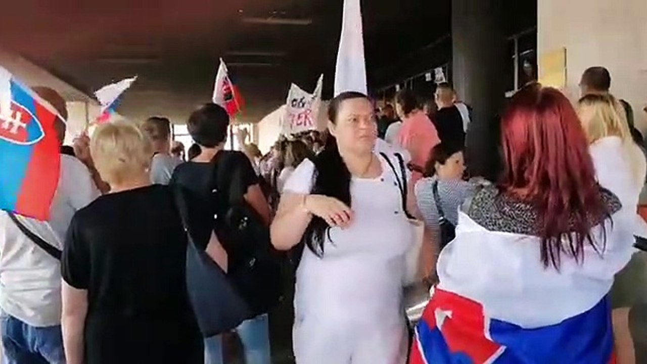 ZÁZNAM: Protest pred budovou NR SR proti vládnym opatreniam