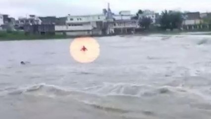 Man trapped in the booming waves in Madhya Pradesh