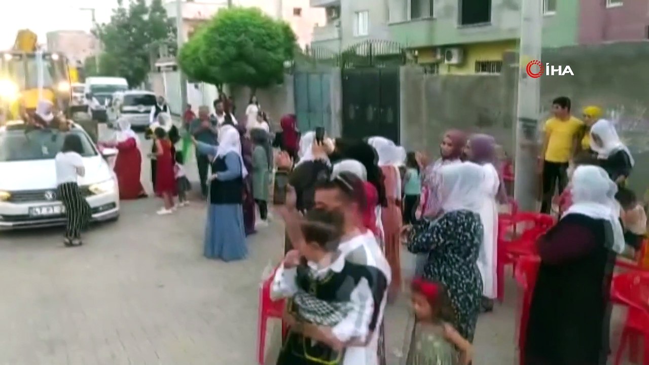 Kepçe operatörünün düğün konvoyu kepçelerle oldu