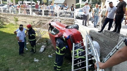 Kontrolden çıkan otomobil apartman bahçesine devrildi