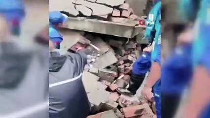 - Çin'i vuran selde çöken evin altında kalan bebek sağ olarak çıkarıldı