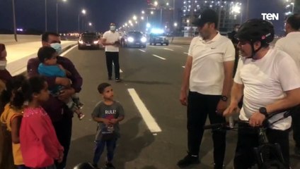 الإيدين الشقيانة دي أيدين فيها البركة.. شاهد الرئيس السيسي يتحدث مع أحد المواطنين وأسرته في الشارع