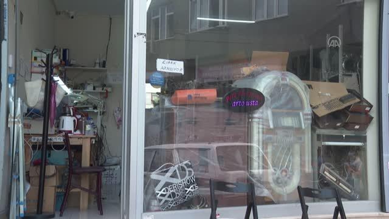 Antika radyo ve pikaplar, Arto Usta'nın elinde...
