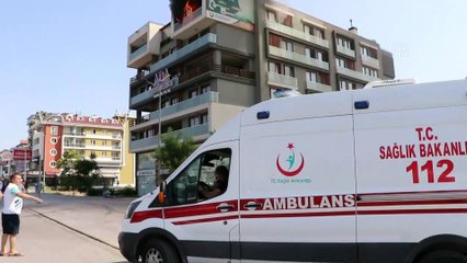 DENİZLİ - Apart dairedeki yangında alevlerin arasında mahsur kalan kişi alt kata balkondan inerek kurtulmayı başardı