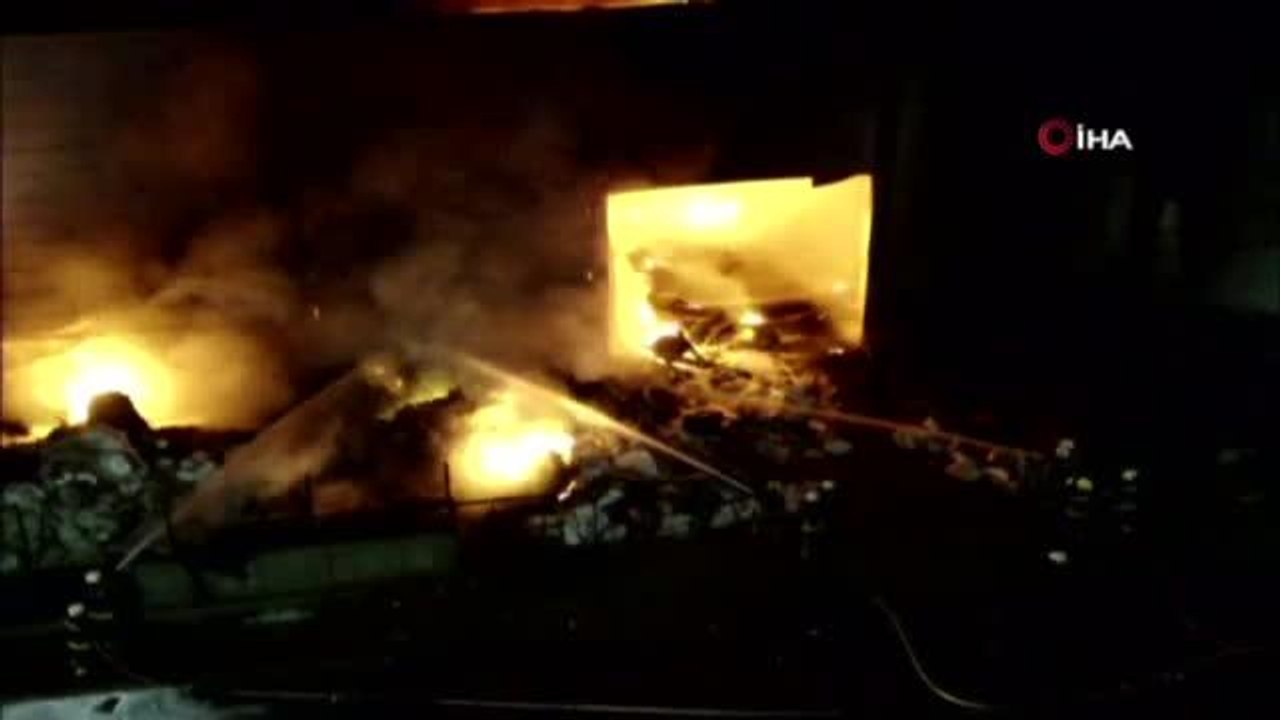 Antalya'da alev alev yanan plastik fabrikasından geriye küle dönmüş yığınlar kaldı