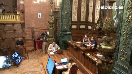 Ada Colau, con mascarilla republicana en el primer pleno de Barcelona con el retrato de Felipe VI