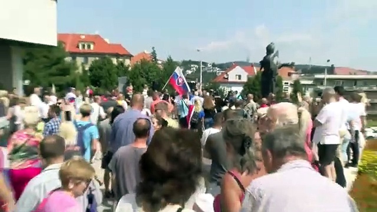ZÁZNAM: Protest pred budovou NR SR proti vládnym opatreniam - 2. časť