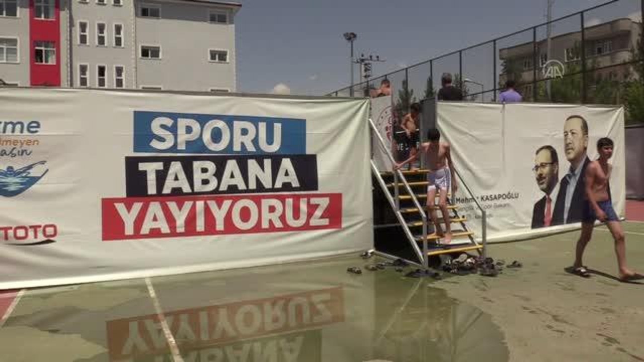 BATMAN/ŞIRNAK/MARDİN - Boğulma vakalarının sık yaşandığı Güneydoğu'da çocuklar yüzme kurslarında güvenle kulaç atıyor