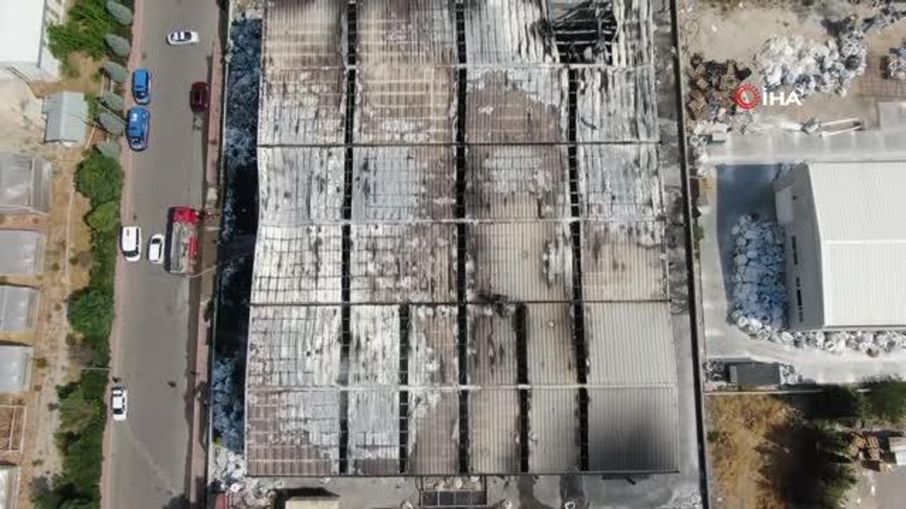 Alev alev yanan plastik fabrikasından geriye küle dönmüş yığınlar kaldı