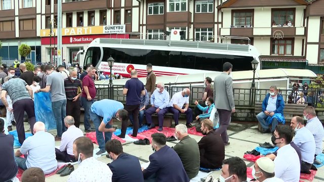 RİZE - Cumhurbaşkanı Erdoğan cuma namazını Güneysu Merkez Camisi'nde kıldı (1)