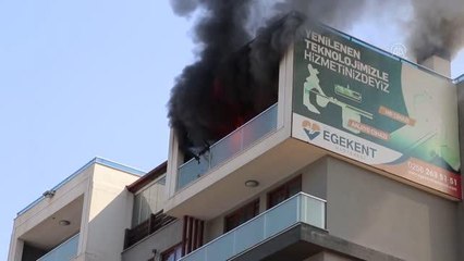 Evi alev alev yandı, üzerindeki kıyafetler bile tutuştu! Çırılçıplak kalan adam, balkondan sarkarak hayatta kaldı