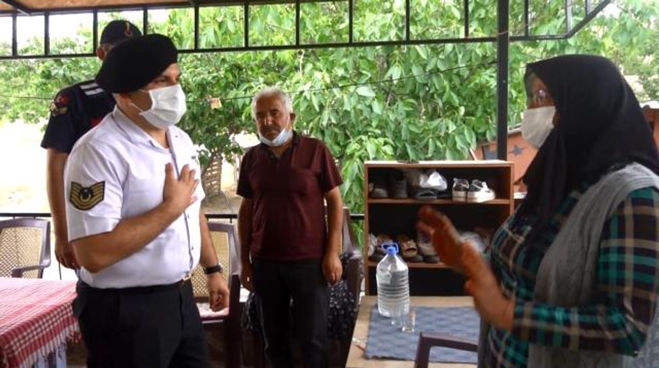 Karşısında jandarmayı gören asker annesi: "Oğlum gelmiş gibi oldum"