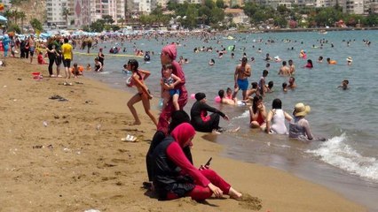 Mersin plajlarında adım atacak yer kalmadı
