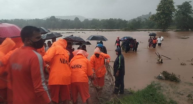 Hindistan’ı sel ve heyelan vurdu: Onlarca ölü var