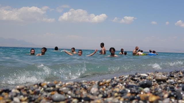 Son dakika haberi | Van Gölü'nün mavi bayraklı plajı tatilcilerin akınına uğradı