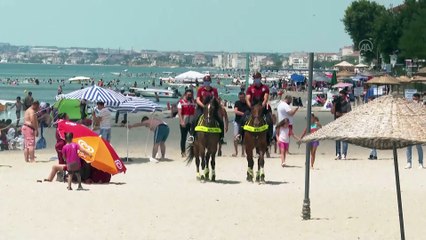 İSTANBUL - Bayram nedeniyle yoğunluk yaşanan Büyükçekmece sahilinde polis denetimi