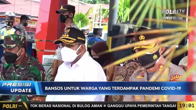 Polres Karimun Berikan Bansos Untuk Warga yang Terdampak Pandemi Covid-19