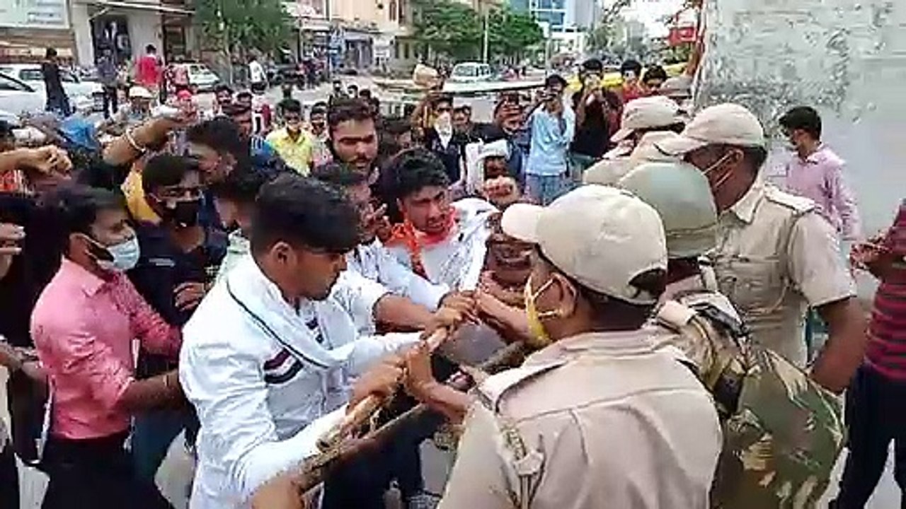 एबीवीपी ने शिक्षा मंत्री आवास पर किया प्रदर्शन, पुलिस ने रोका तो रास्ते में दिया धरना