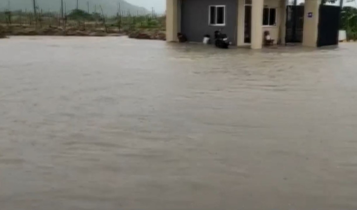 ভয়াবহ বন্যার কবলে নিজামাবাদ জেলার সাভেল গ্রাম | Oneindia Bengali