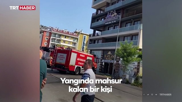 Çıkan yangından alt kattaki balkona atlayarak kurtuldu