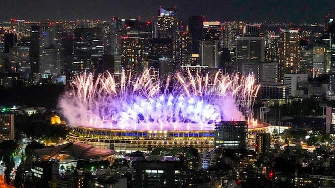 Tokyo 2020: Protests and fans as thousands gather outside venue of opening ceremony