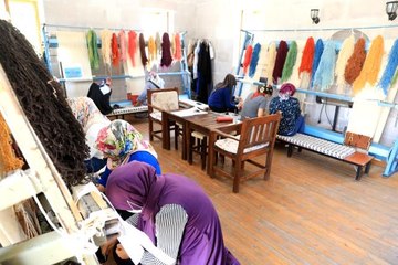 Battalgazili kadınlar Malatya motifli halılar dokuyor