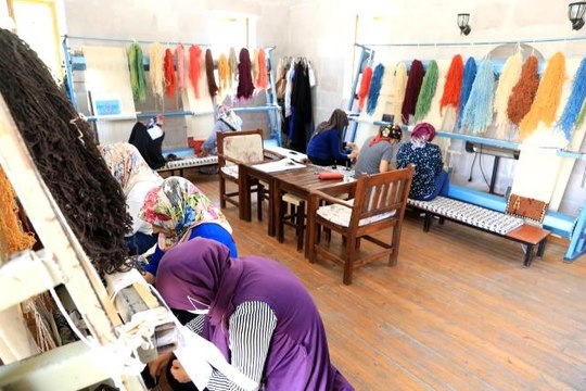 Battalgazili kadınlar Malatya motifli halılar dokuyor