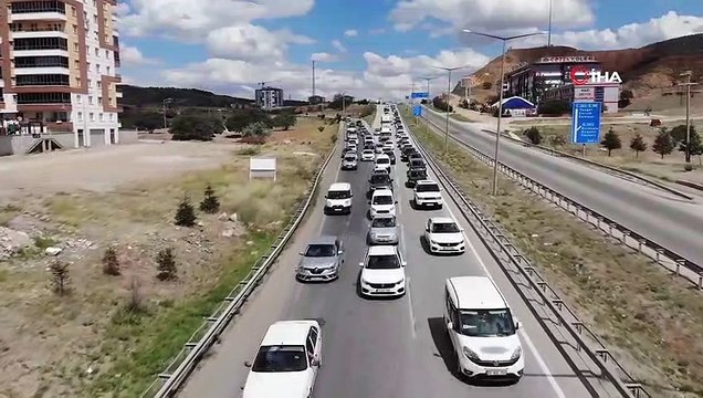Tatilcilerin geri dönüş yolculuğu devam ediyor: Kilit kavşakta kilometrelerce araç kuyruğu
