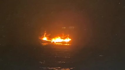 Rescatan a los 11 tripulantes de un pesquero que se incendió