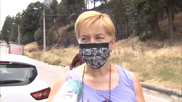 Un incendio en las inmediaciones del Castillo de Burgos tiene en vilo a los vecinos