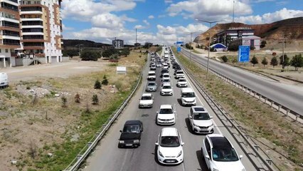 Tatilcilerin geri dönüş yolculuğu devam ediyor: Kilit kavşakta kilometrelerce araç kuyruğu