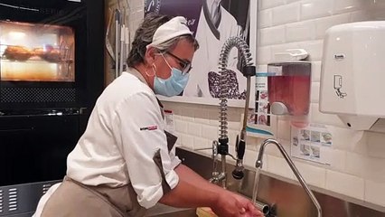 Béatrice se lave les mains et nettoie ses instruments plusieurs fois par jour