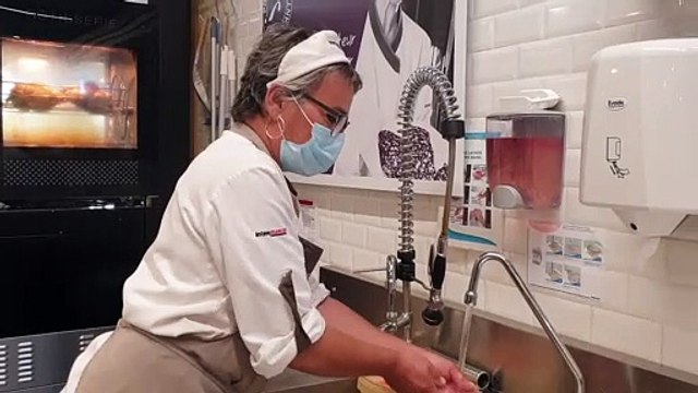 Béatrice se lave les mains et nettoie ses instruments plusieurs fois par jour