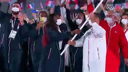 JO 2021 : deux porte-drapeaux, un salto... L'entrée en fanfare de la France à Tokyo