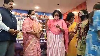 पुरस्कार पाकर बालिकाओं के खिले चेहरे