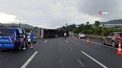 TEM'de devrilen tır yolu kapattı, uzun araç kuyrukları oluştu