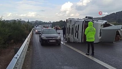 TEM'de devrilen tır yolu kapattı, uzun araç kuyrukları oluştu