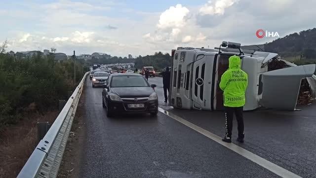 TEM'de devrilen tır yolu kapattı, uzun araç kuyrukları oluştu