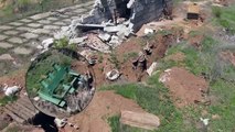 Un drone ukrainien survole à basse altitude les tranchées de l'opposition et enregistre les lanceurs de mines russes.